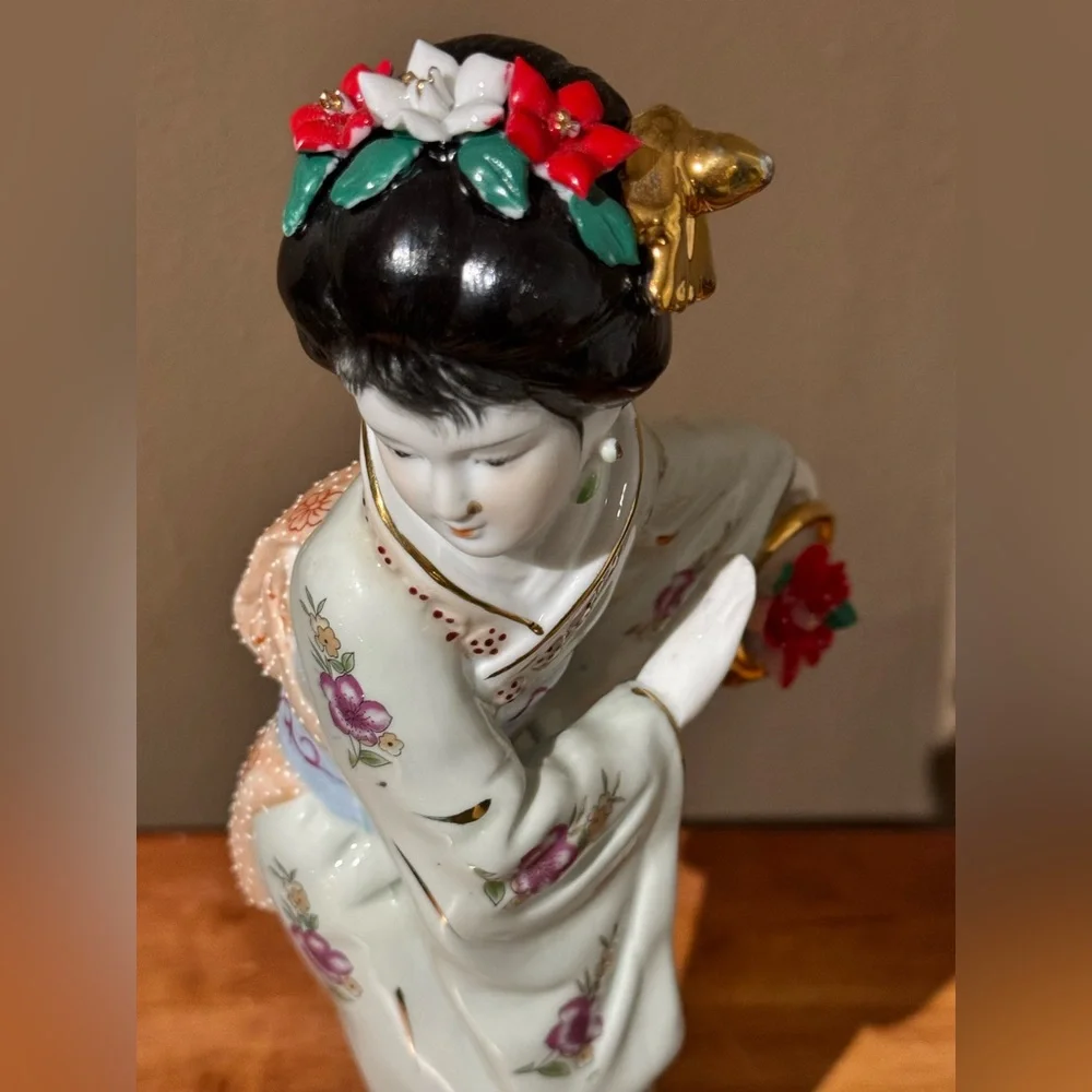 Japanese Geisha Girl Figurine Hand Painted Porcelain Collectible 🏯